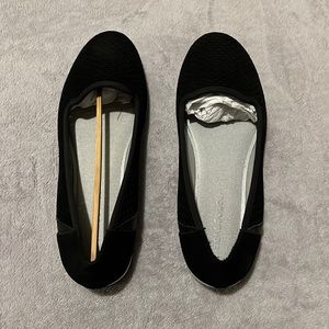 AEROSOLES “smart move” flat shoes. Color: Black Nubuck.